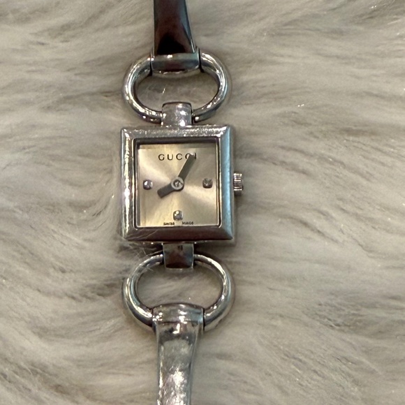 Gucci Tornabuoni 120 White Sunburst Dial with 3 Diamonds - Picture 4 of 8